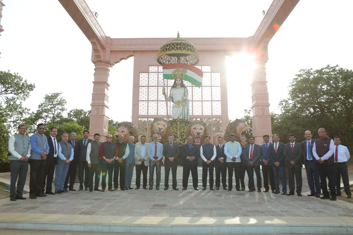 IndianOilcl's tweet photo. . @ChairmanIOCL SM Vaidya had an enriching interaction with senior leaders steering the Marketing teams. He also cheered the winners of the Marketing Division MoU Awards. https://t.co/i4YUX3TKTw