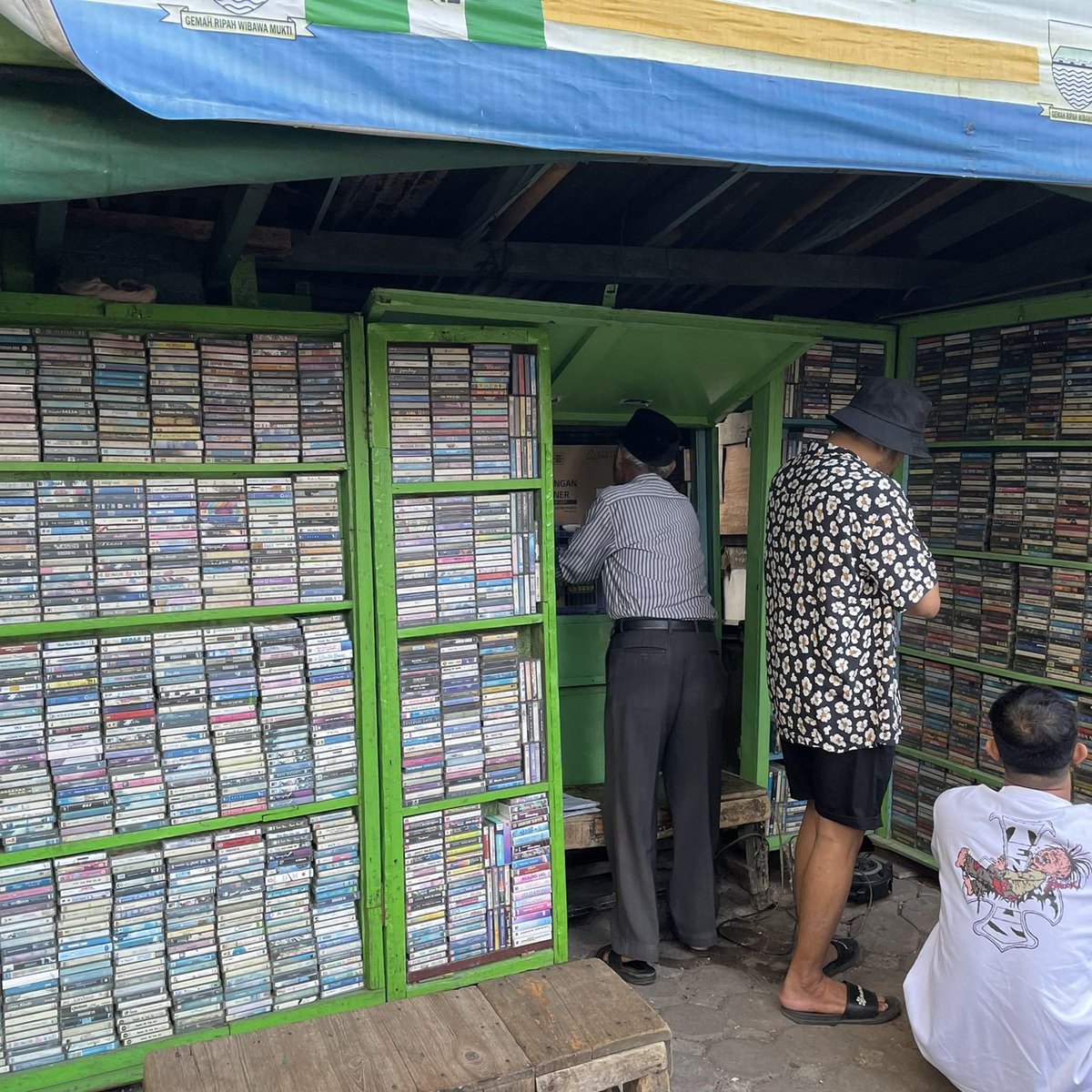 mrshananto's tweet photo. Mampir ke Aki2 jualan kaset. K A S E T! 
Tak lupa photo kasetnya depan bekas Aquarius!

Mbak @ti2dj! Nemu album Bahasa Kalbu 😍
#wheninbandung https://t.co/I1cnWFLYTZ
