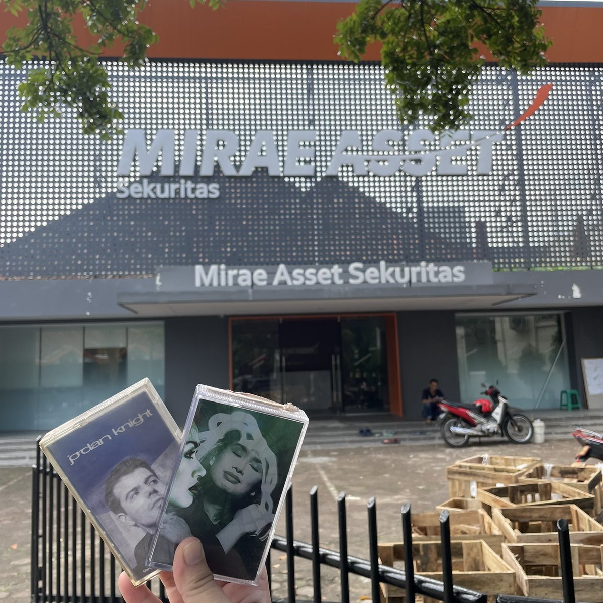 mrshananto's tweet photo. Mampir ke Aki2 jualan kaset. K A S E T! 
Tak lupa photo kasetnya depan bekas Aquarius!

Mbak @ti2dj! Nemu album Bahasa Kalbu 😍
#wheninbandung https://t.co/I1cnWFLYTZ