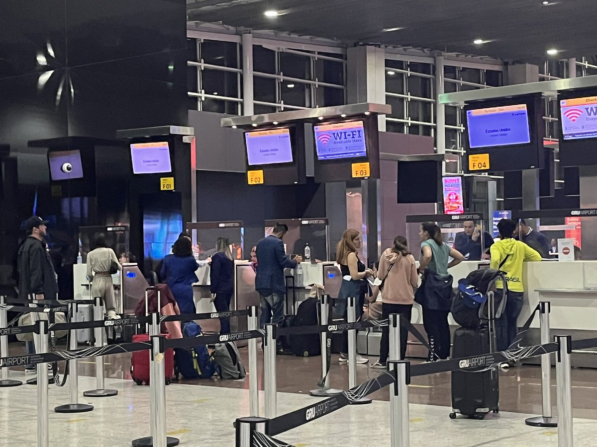 Almost 1am at São Paulo GRU airport &amp; ppl who were queuing since 9.30pm still trying to have flights rebooked. Most w work and family commitments on Monday morning and suffering from <a href="/LATAM_AUS/">LATAM Australia</a> <a href="/LATAMAirlinesUS/">LATAM USA</a> overbooking. In some cases tomorrow’s flight is full too. Appalling