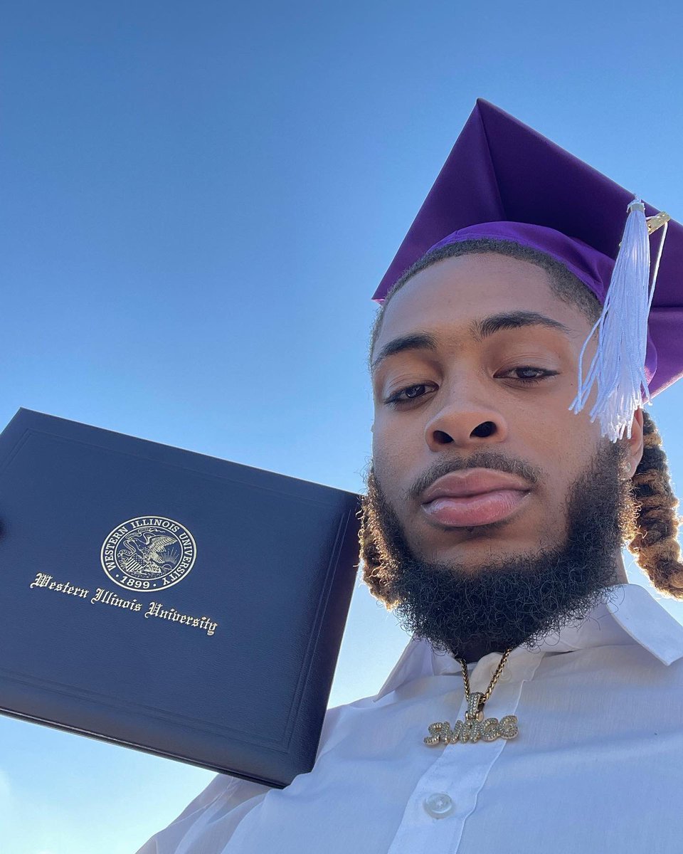 DanielsDallas2's tweet photo. Mama I did it they ain’t believe in me but I didⓂ️👨🏽‍🎓🤞🏾💯 https://t.co/GTdgv6Yt2P