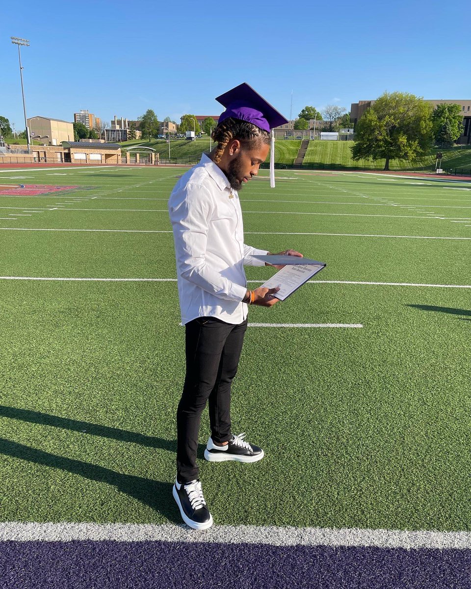 DanielsDallas2's tweet photo. Mama I did it they ain’t believe in me but I didⓂ️👨🏽‍🎓🤞🏾💯 https://t.co/GTdgv6Yt2P