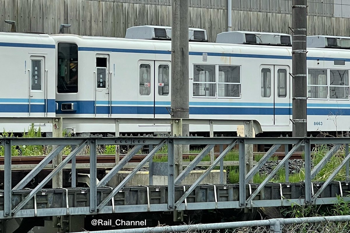 Rail_Channel's tweet photo. #8563F + #8564F 廃車回送 その5
1枚目 #8561F と 8564F
2枚目 8663号車の運転台で部品外し
#8000系 #佐野線 #小泉線 #桐生線 #北館林 https://t.co/K3qQ5BoSIr