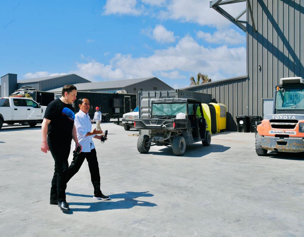 Seusai berdiskusi di kantornya, @ElonMusk mengajak saya meninjau lokasi fasilitas produksi roket Space X di Boca Chica, Amerika Serikat. Sejam lamanya kami melihat-lihat dari dekat pabrik roket Space X.

Saya juga telah mengundang Elon Musk untuk datang ke Indonesia.