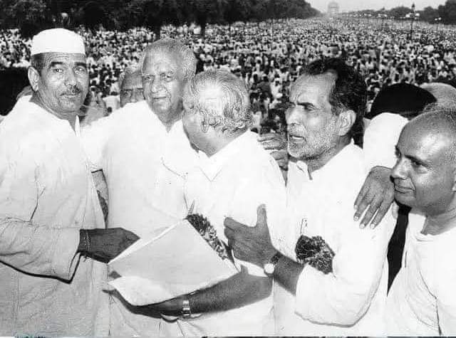 AbhaySChautala's tweet photo. आजीवन किसान-कमेरे के हितों एवं अधिकारों की रक्षा में समर्पित किसान मसीहा परम आदरणीय बाबा महेंद्र सिंह टिकैत जी की पुण्यतिथि पर भावभीनी श्रद्धांजलि! https://t.co/5ls6Mq0PMd