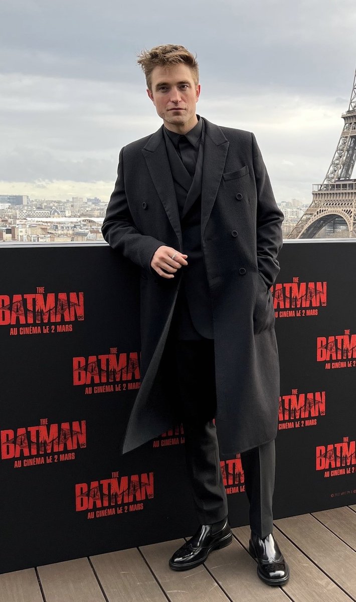 chicagoRebel's tweet photo. Robert Pattinson wearing an all black suit https://t.co/mEkWeepeYi