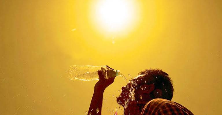 खून मे तेरे गर्मी, 
गर्मी में तेरा खून....
ऊपर सूरज, नीचे धरती, 
बीच मे मई और जून,
 
रे इंसान !!! 
😃
<a href="/SiddarthMittal5/">Bawla balak</a>
 <a href="/dhavalkumar_g/">🇮🇳 Dhavalkumar G. Thacker 🇮🇳</a> is saal jee payenge?!