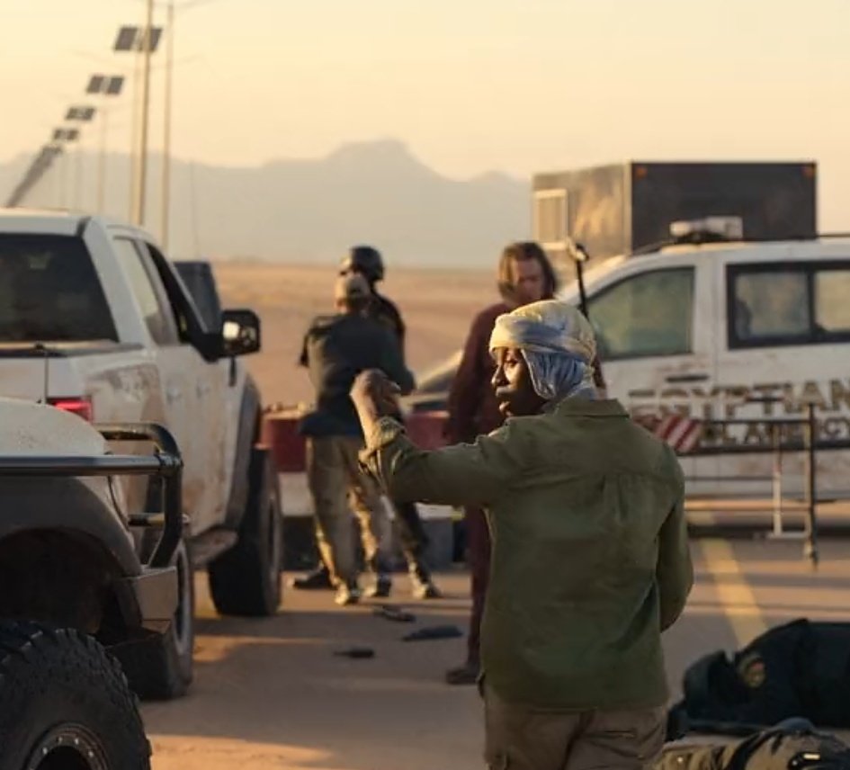 -ทำไมคุณไม่จับตายเขาไปเลย-

ชายคนหนึ่งเข้ามาหาฉันเขาถามอย่างหงุดหงิดเพราะเพียงแค่สตีเว่น แกรนท์คนเดียวทำเอาเขาเสียอะไรต่ออะไรไปหลายอย่าง

"เพราะฉันรู้ในสิ่งที่พวกนายไม่รู้"

ฉันพยายามพูดด้วยน้ำเสียงที่ไม่ได้มีความโมโห

"ฉันรู้ดียิ่งกว่าใคร เพราะฉันก็เคยอยู่จุดนั้นมาก่อน"