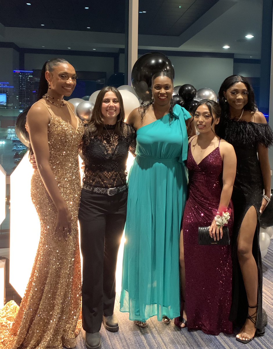 queisha44's tweet photo. Seniors!! ❤️🖤❤️🖤 #TheLegacy #BEAUTIFUL Man I love these girls! #Prom22 #ForeverLockedIn @gabri_elleeee @_alk13_ @bellareb_ @brittneyadeck https://t.co/lpyjq5cN4L