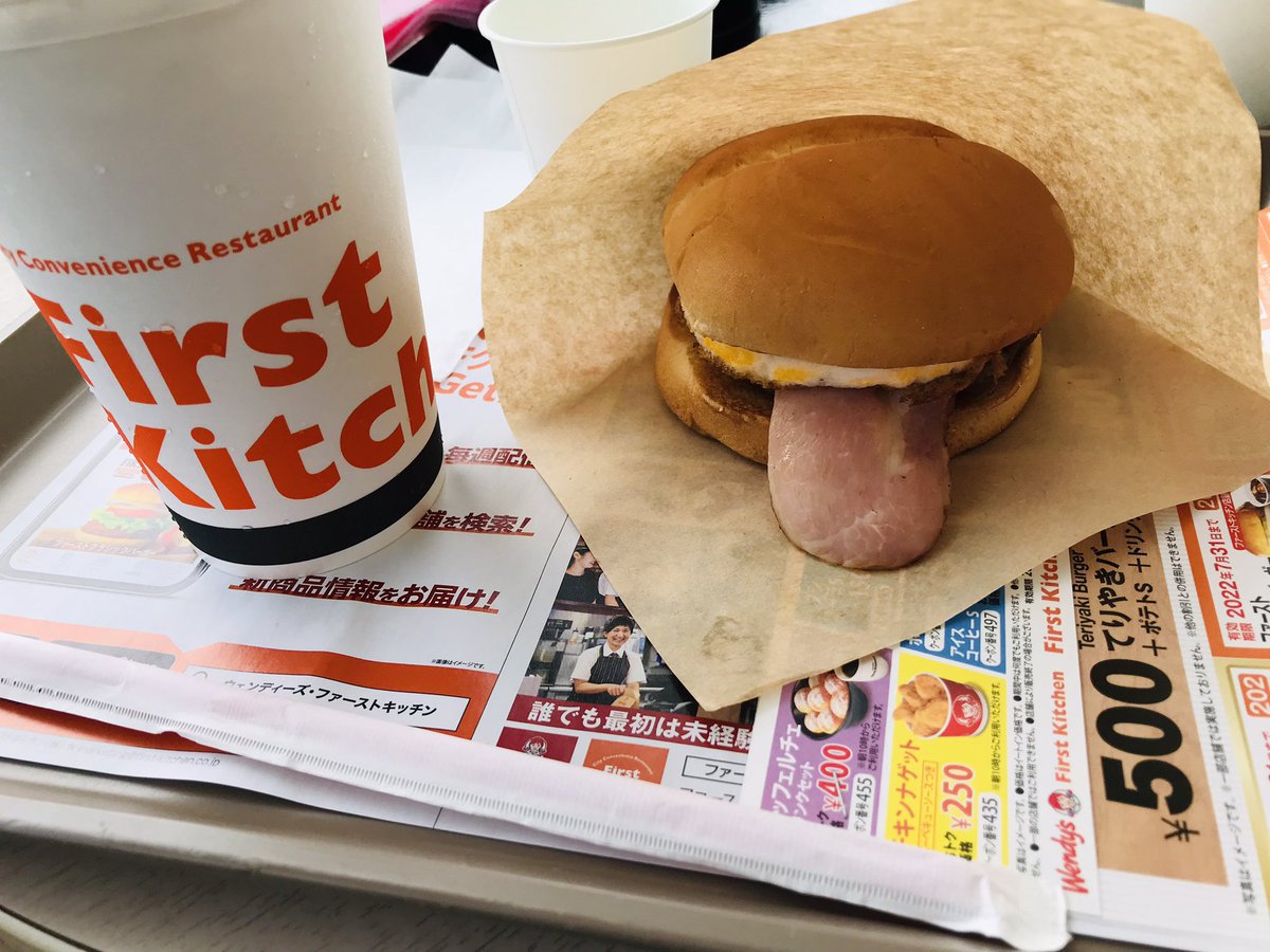 neconec21195641's tweet image. ベ〜〜〜ｯ😜コンエッグバーガー。

#Firstkitchen  #ベーコンエッグバーガー　#お昼ごはん