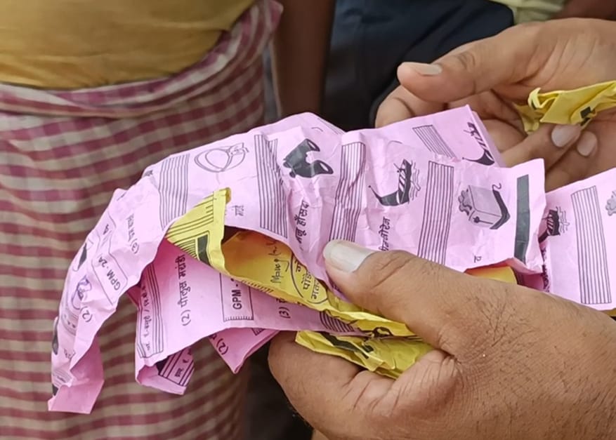 maihugodda's tweet photo. गोड्डा जिले के पोड़ैयाहाट ब्लॉक क्षेत्र के कस्तूरी पंचायत भवन के बूथ को बाहुबलियों द्वारा लूट लिया गया, बूथ के बाहर अब भी फेके हुए बैलेट पेपर।प्रशासन ने 24 घण्टे में नही तोड़ी हैं चुप्पी।ग्रामीणों ने कहा बूथ लूटने के पीछे का कारण हैं प्रशासनिक कुव्यवस्था। @dcgodda @ECISVEEP https://t.co/HP1HZ3OqMF