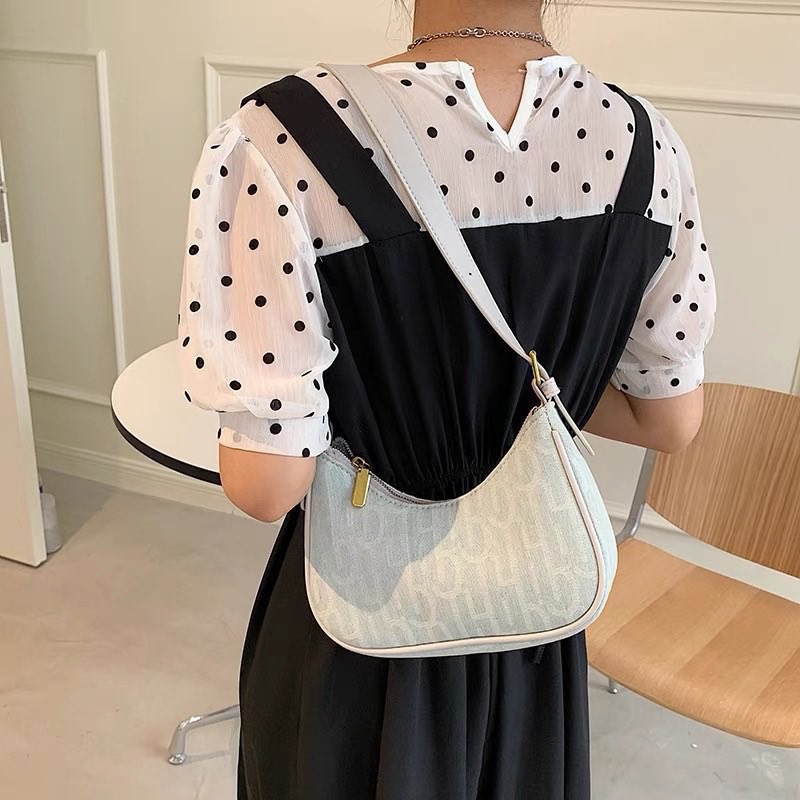 Blue coconut bag 290฿ ส่งฟรี พร้อมส่ง✅

สายเลื่อนปรับความยาวได้ และถอดออกได้ ความยาวสาย35-70cm size : 23x10x7cm 
วัสดุทำจากผ้ายีนส์+หนังPU ซับในด้วย polyester