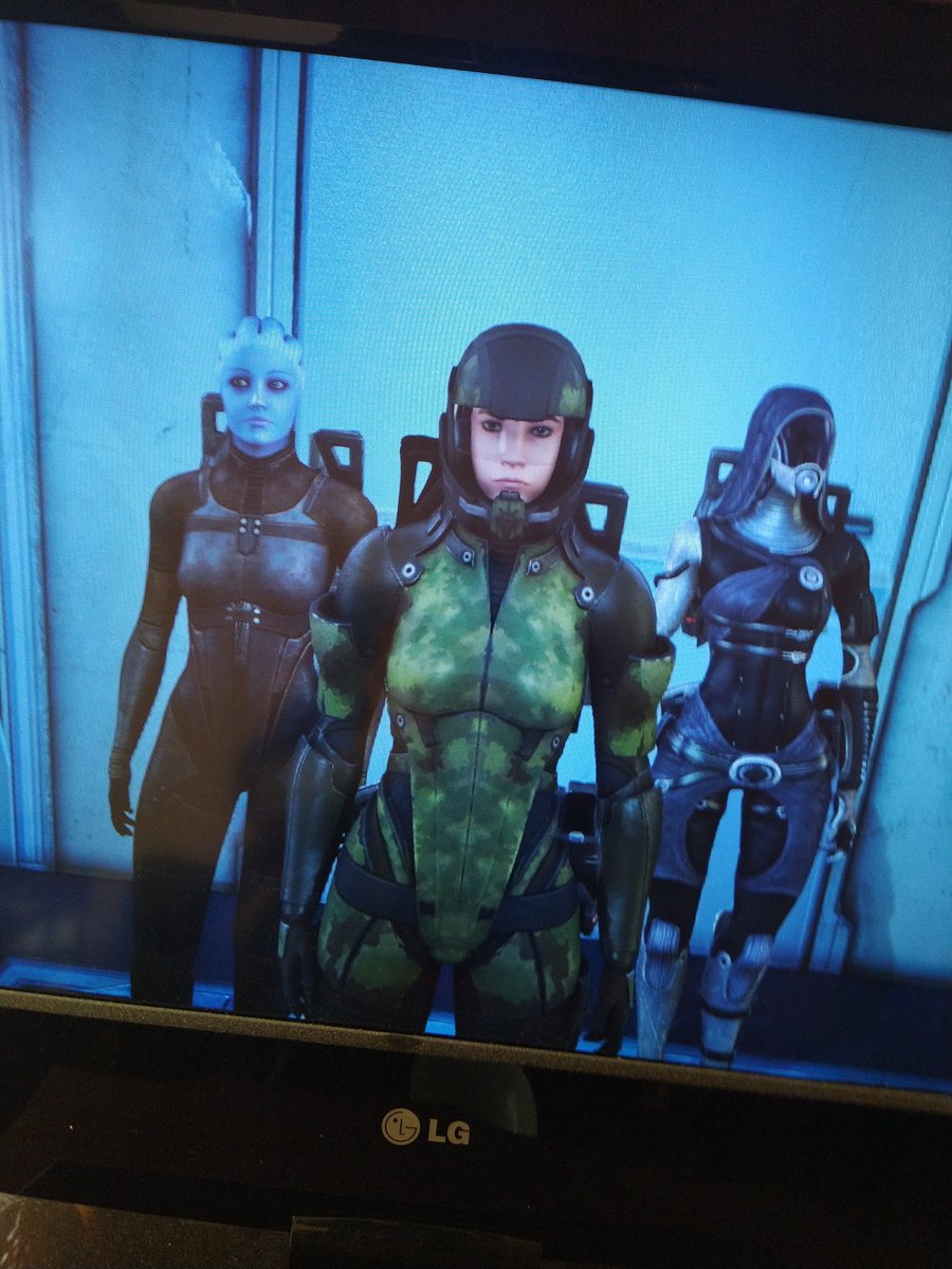 WarsMass's tweet photo. Sorry, Alenko, next time...
No sé cuántas veces he terminado esta saga, y no sé cuántas veces más lo haré 🤷
#MassEffect #MassEffectLegendaryEdition #CommanderShepard #Alenko #Virmire #N7 https://t.co/evIq3NkllD