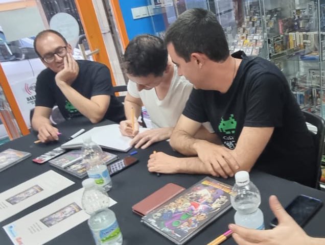 RennerHerdzclas's tweet photo. Finalmente pudimos hacer la presentación de nuestro libro gracias a @GamePressEd  y para ello viajamos a Madrid a @KaotoStore donde se organizó una charla/tertulia muy amena, con sesion de firmas incluida, junto a mis sosios de @BlogGameMuseum @SikusMax @Murshus 

Mil gracias!! https://t.co/yq8rIxwL75