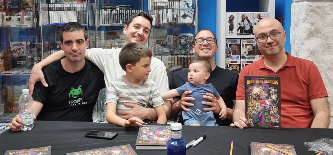 RennerHerdzclas's tweet photo. Finalmente pudimos hacer la presentación de nuestro libro gracias a @GamePressEd  y para ello viajamos a Madrid a @KaotoStore donde se organizó una charla/tertulia muy amena, con sesion de firmas incluida, junto a mis sosios de @BlogGameMuseum @SikusMax @Murshus 

Mil gracias!! https://t.co/yq8rIxwL75