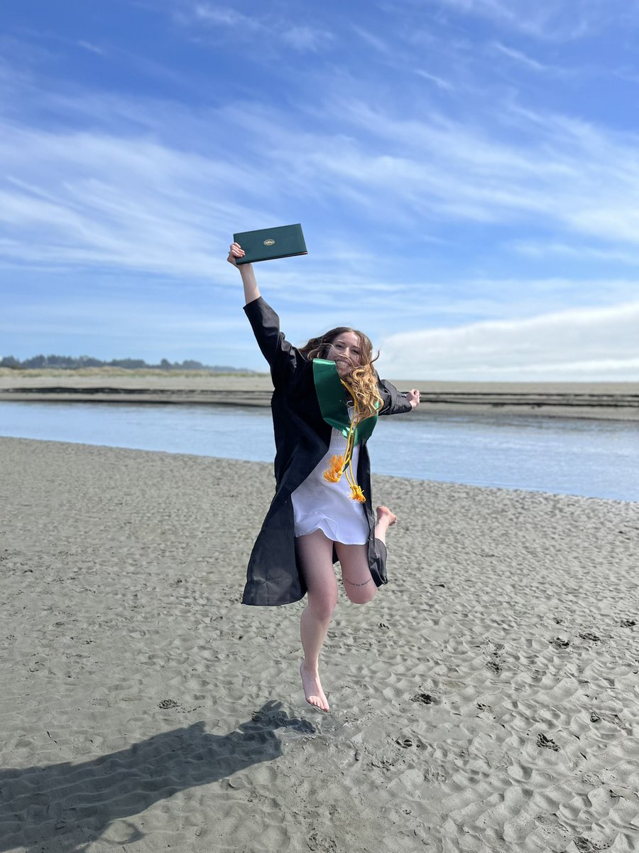 mackenzieh0dges's tweet photo. sweet ending to a new beginning ! 🎓🎉 #22 https://t.co/FzZ4X6E1ir