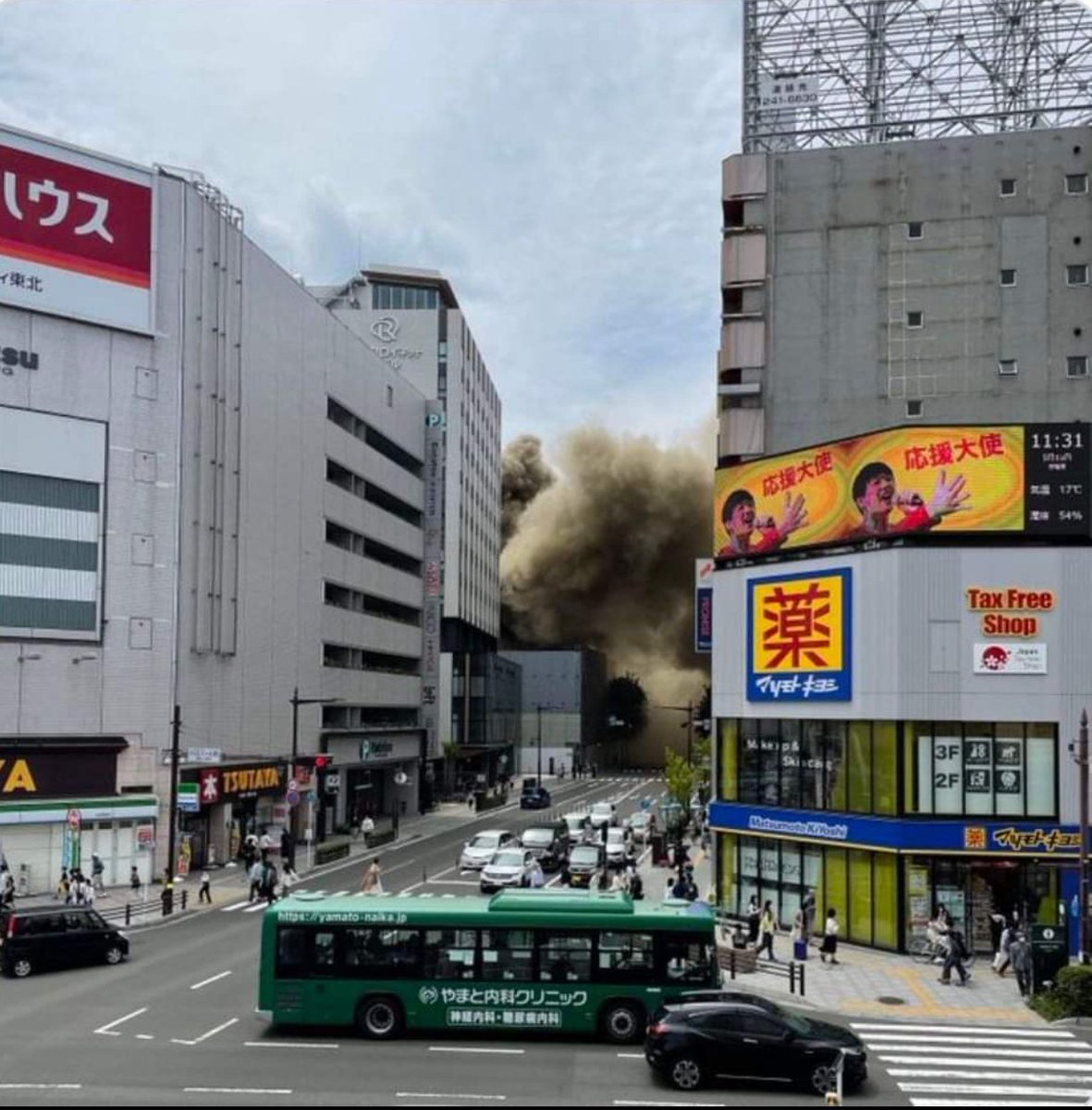 danie21c18's tweet photo. 仙台駅、大丈夫か？？ https://t.co/Vm9LkB4zR0