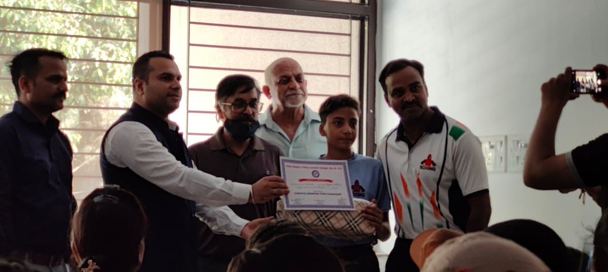 sstchandigarh's tweet photo. SST के द्वारा सेक्टर 37 के कम्युनिटी सेंटर मे नेशनल बॉक्सिंग चैंपियनशिप मे मेडल लेने वाले बच्चों को सम्मानित किया गया।वार्ड नंबर 25 के पार्षद Yogesh Dhingra मुख्य अतिथिरूप में मौजूद रहे।मलोया मे प्रशिक्षण ले रहे गरीब बच्चो को बॉक्सिंग किट,जूते,टी शर्ट और रिफ्रेशमेंट वितरित की गई। https://t.co/3VUmgfE06Y