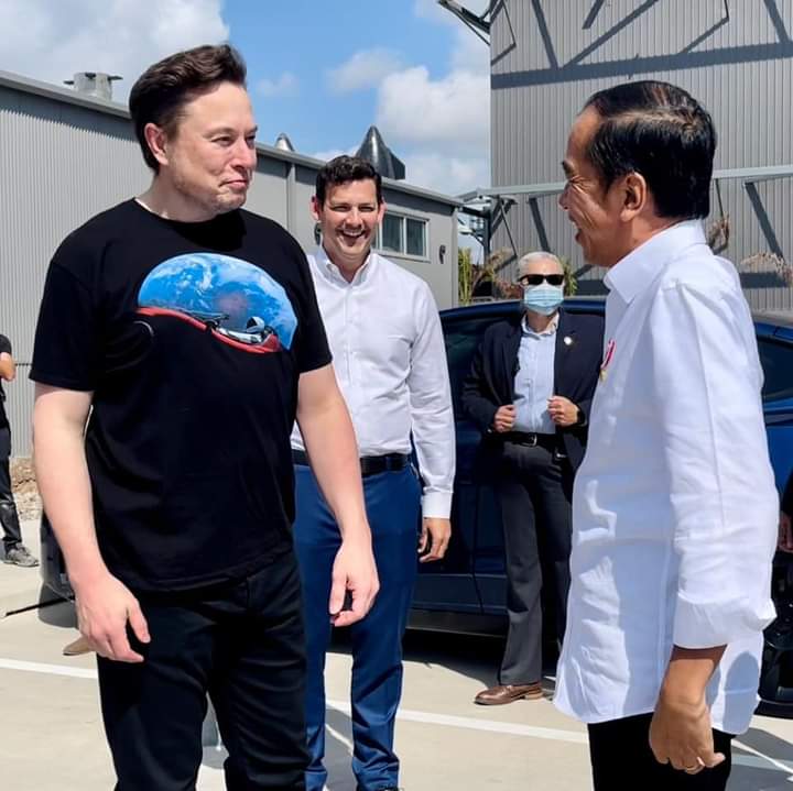 Banyak orang tdk menyadari kenapa Elon selalu menggunakan Kaos di setiap kegiatannya. Markas SpaceX nya Elon itu terletak di Texas dan di sana rata² suhunya cukup panas.