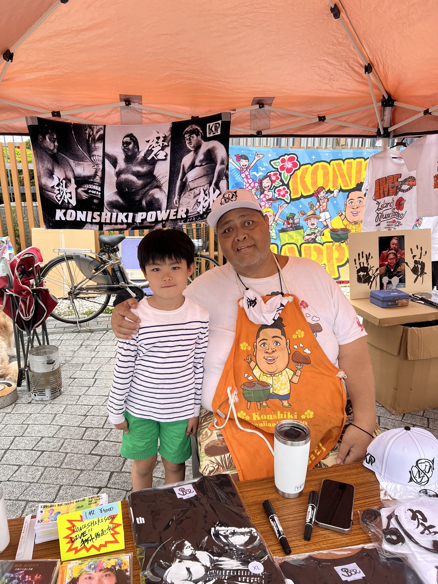 田代良徳 力士俳優 Y Tashiro 小錦さんが両国駅前のスペースでキッチンカーとグッズ販売のブースを出店中 お昼ご飯を買いに行って息子と行ってきました 味が染み込んだ鶏肉とパイナップルが入ったコールスローがめちゃくちゃ美味しい 今日は19時まで