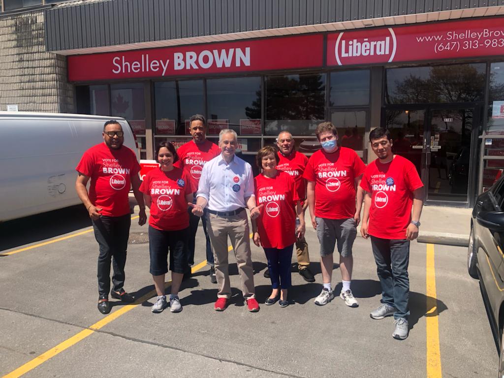 shelleybrownyc's tweet image. Even with the hot weather, #TeamShelley still gets the job done.  What a great group of #volunteers we had out in #YorkCentre!  T-shirts are going fast! Volunteer and get yours! #OntLib #onpoli