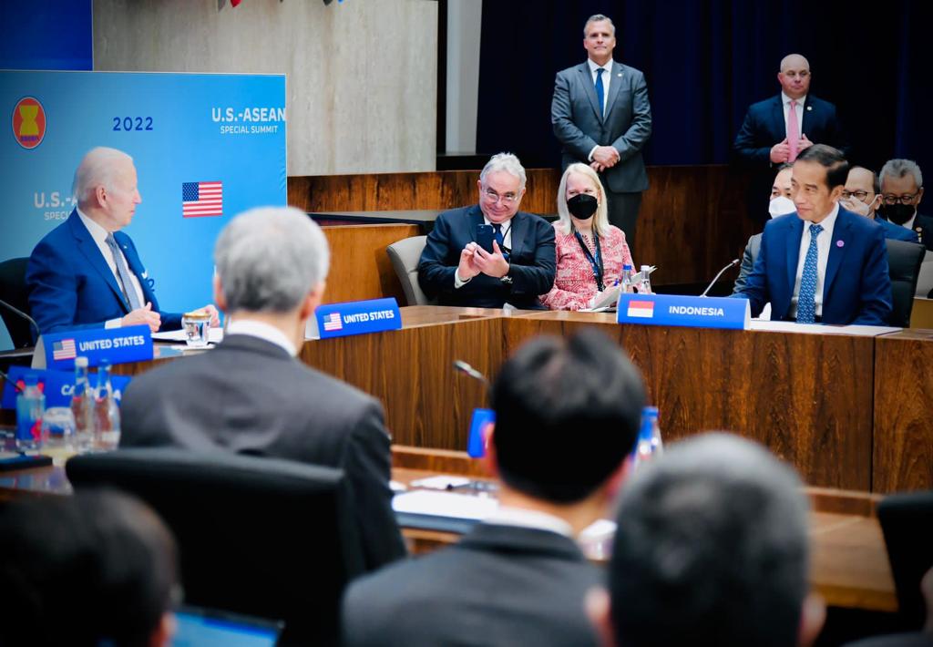 Seorang mantan tukang kayu dari kalangan rakyat jelata yg dipercaya memimpin Indonesia, kini mampu dan sukses menaklukkan dunia ..

Sementar mereka yg selalu mengumbar kebencian terhadapnya cuma bisa jadi sampah dan selamanya akan tetap jadi sampah ..

#JokowiMendunia