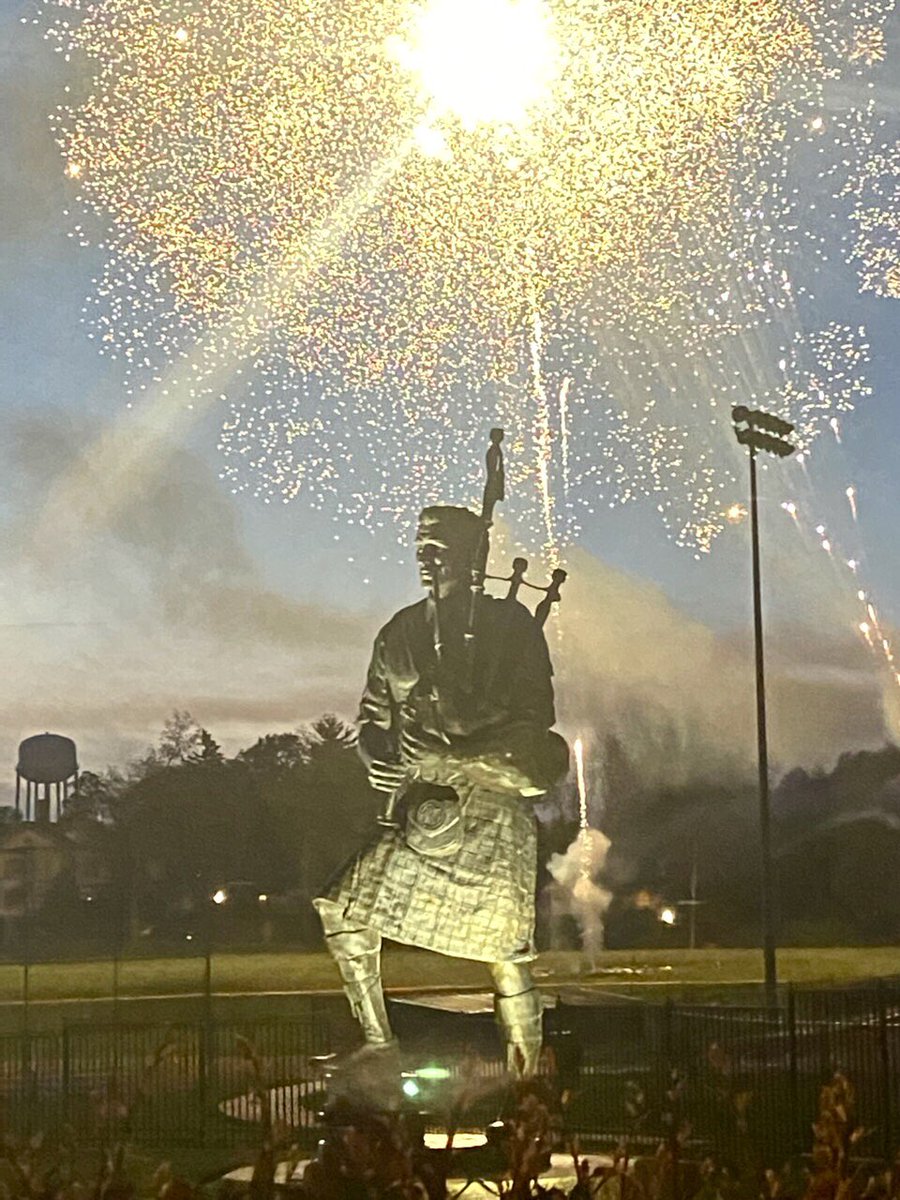 MonmouthCollege's tweet photo. The first day of Commencement Weekend was a celebration of community &amp; family, capped off by the region’s best fireworks show. See everyone at high noon Sunday for the big ceremony! ❤️ 🎓 ❤️🏛 #RollScots #ItsGreatToBeAScot #Scots22 More pictures here: https://t.co/UWOZD57AQc https://t.co/sZOmdJ6Mgo