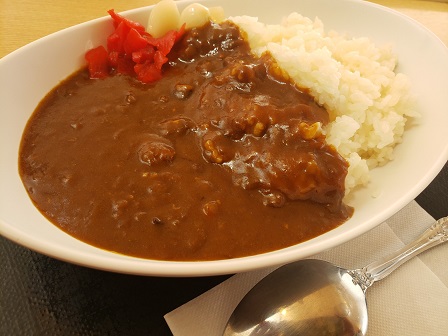 今晩は🌃 金曜日＝カレーの日🍛 東名高速下りカレーの旅 第4弾😋 神奈川県足柄上郡山北町にある鮎沢PAの『カレーライス』😋 昔ながらのカレーライスがなんか懐かしい味😄 旨い😋 好天時は富士山が