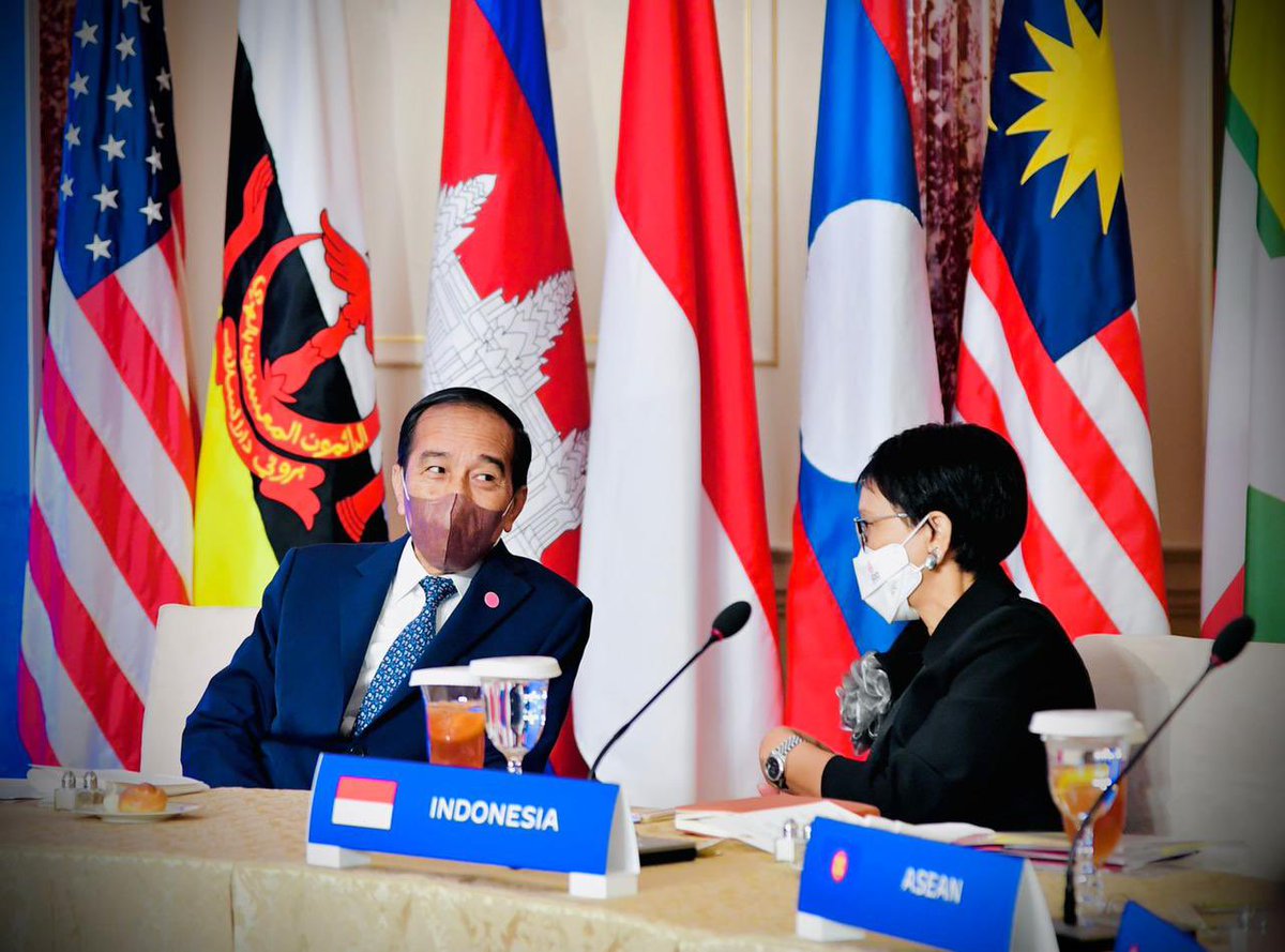 kemlugarislucu's tweet photo. Tebak bu @Menlu_RI dan pak @jokowi sedang ngomongin apa? https://t.co/WrRIuREc2j