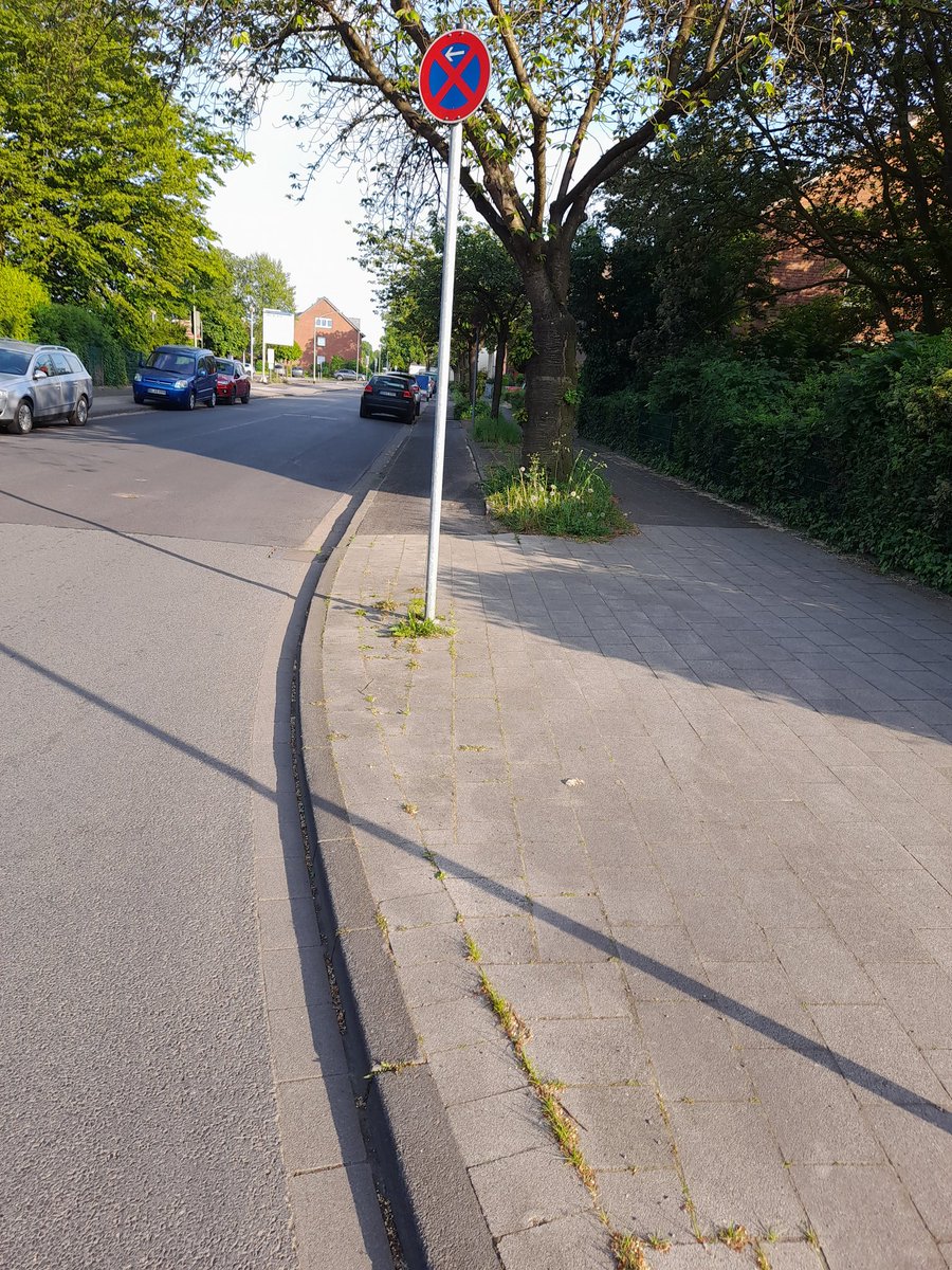 Beginn des frisch sanierten Radwegs Flutweg, leider fürs Radfahren nicht erreichbar