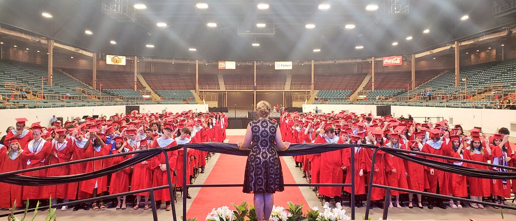 MrsG_CEC_ECA's tweet photo. My first graduation as Principal is in the books! Congratulations to the Class of 2022!! Oh the places you'll go! #AlwaysaMatador ❤💙🍉🧑🎓👩🎓🍉❤ https://t.co/ydPWZbUy1H