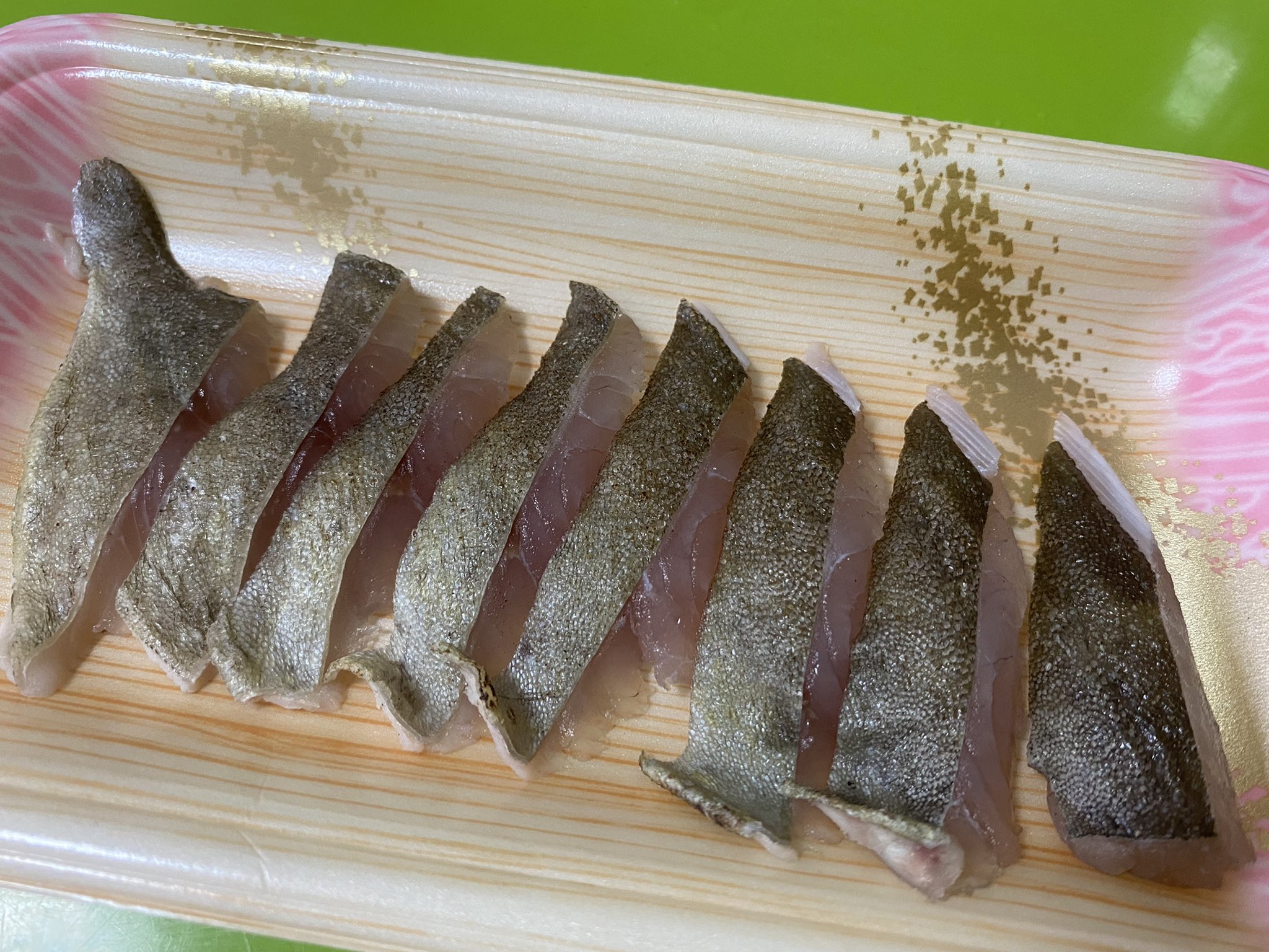 تويتر ホンマさん 魚捌いてる人 على تويتر エーグァー アイゴ をマース煮と炙りのお刺身にしてみました マース煮はアイゴの臭みも消えていて 残っている臭みもいい感じな風味に変わっていました 美味しかったです お刺身は味もそんなになくて臭かったので 個人