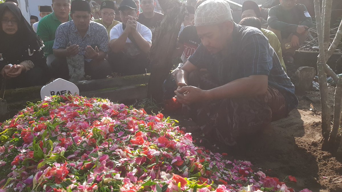 ipul_Goees's tweet photo. Putra pertama keponakan kami meninggal dunia semalam di RS. Umur 8 tahun.
Katanya tidak ditemukan penyakit
Hasil swab negatif, organ tubuh dlm keadaan baik.
2 hr yg lalu sempat muntah2, dan membaik setelah diberi obat.
Kata keponakan RS khusus anak penuh dgn pasien usia anak2. https://t.co/CsFzpwxMtn