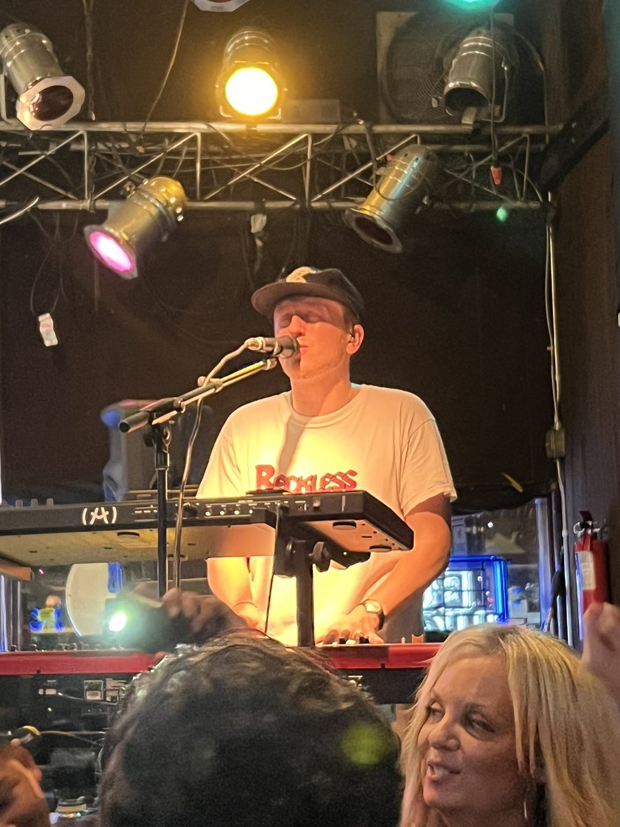 _handsomeguy1's tweet photo. Can’t believe I got to see @_free2decide on keys tonight, unreal show! https://t.co/JmOg9BCIhc