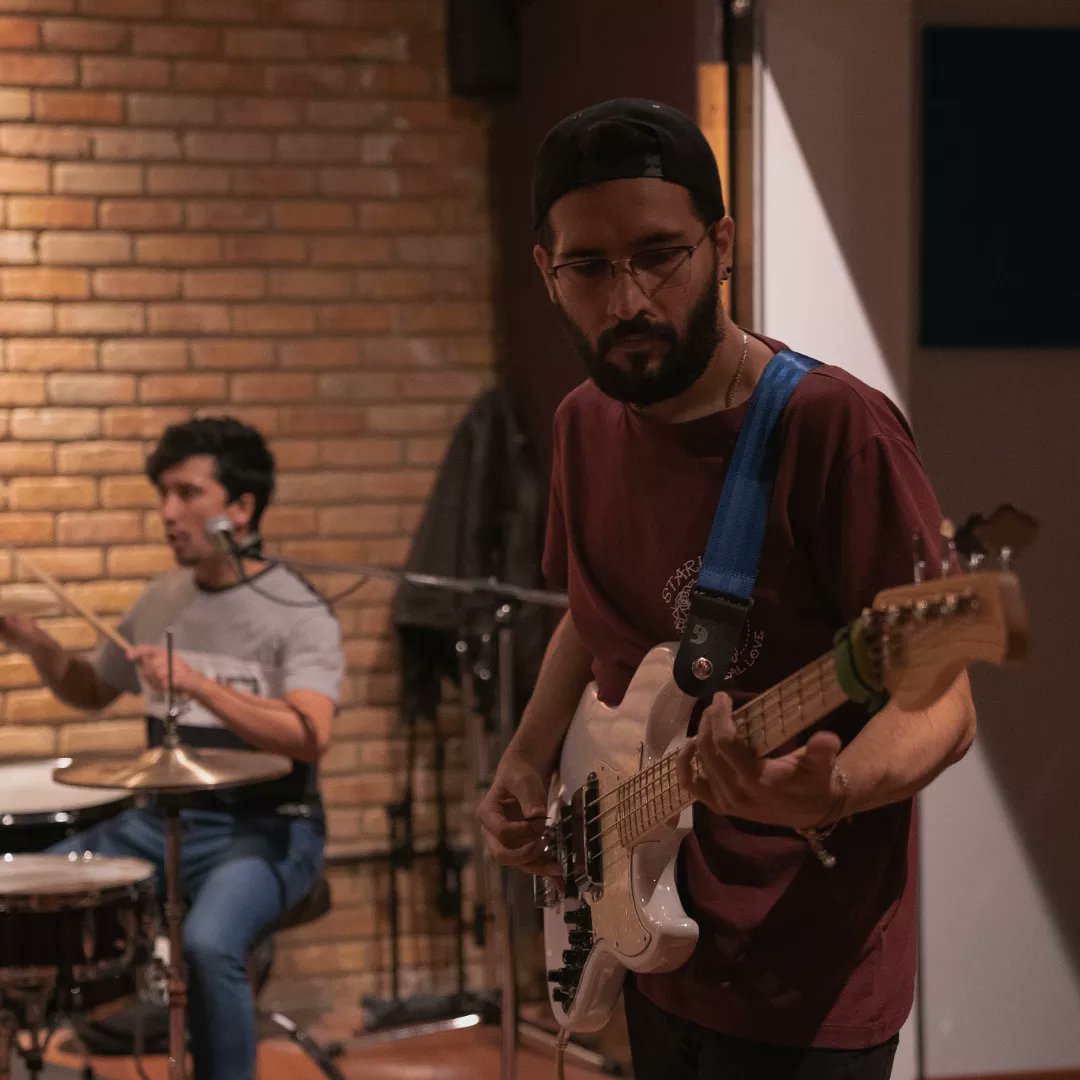 Una postal de nuestro último ensayo😏🔥

¿Ya escucharon nuestro álbum 'SWANSONG'? Encuéntralo disponible en Spotify 

#PetiteMonster #RockBogotano #IndieRock #Shoegaze #RockColombiano #RockColombia #Bogota #Rehearsal #BandPractice  #livemusic #NewMusic #recordingstudio