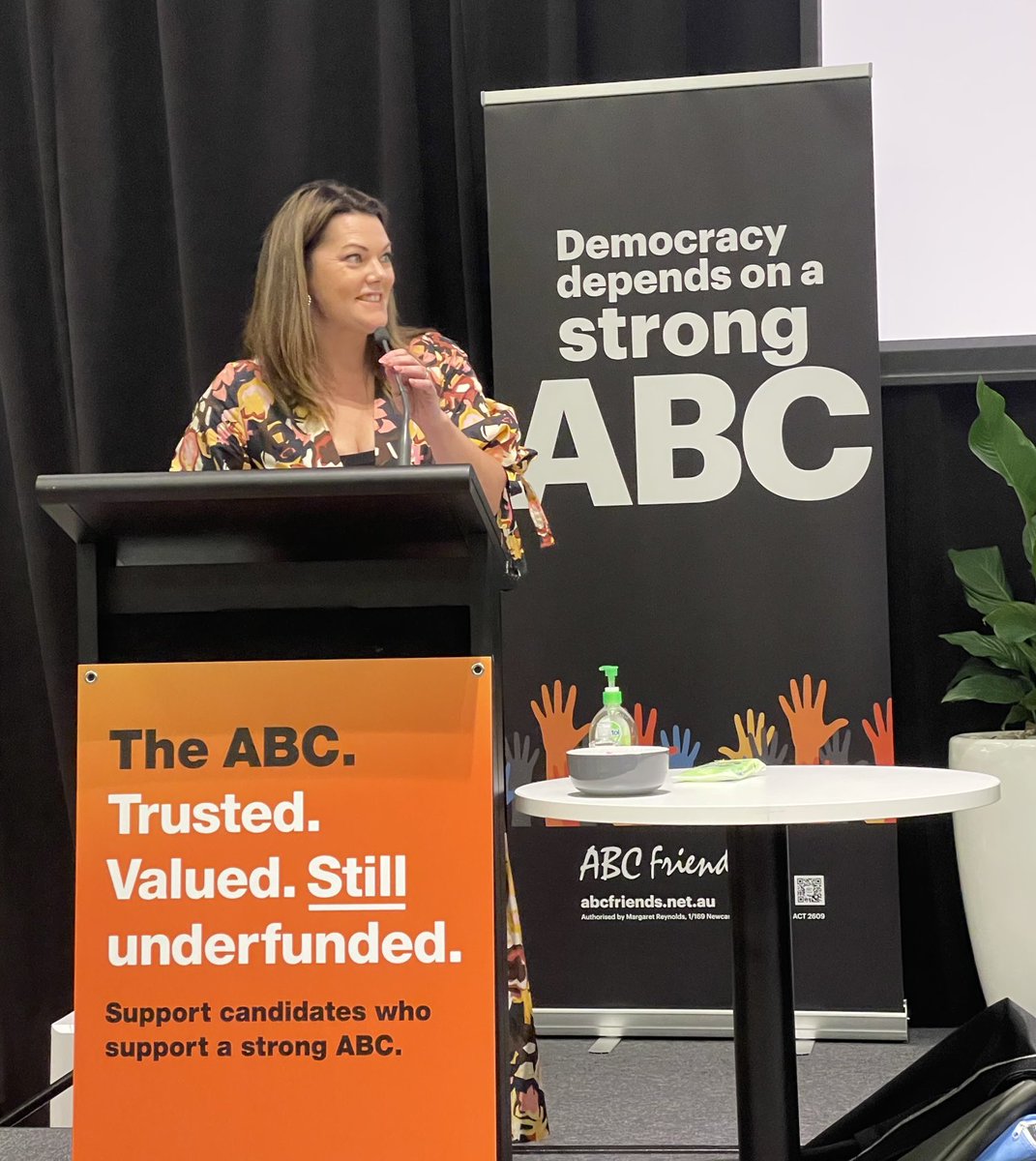 DavidShoebridge's tweet photo. So good to hear ⁦@sarahinthesen8⁩ giving rock solid support to the ABC today. Restore and extend ABC funding, guaranteed independence and a Royal Commission into the Murdoch media empire. That’s worth voting ⁦@Greens⁩ for https://t.co/F3q4zjtyuy