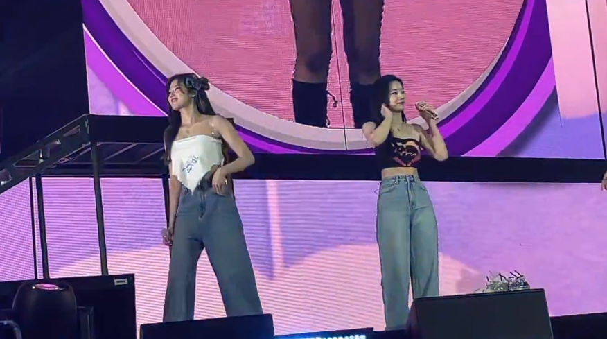 bjhkim's tweet photo. EVERYBODY PAUSE.. dahyun and sana's outfits for the encore ?!?@!#?!@?#? https://t.co/a5TUKa9Hfi