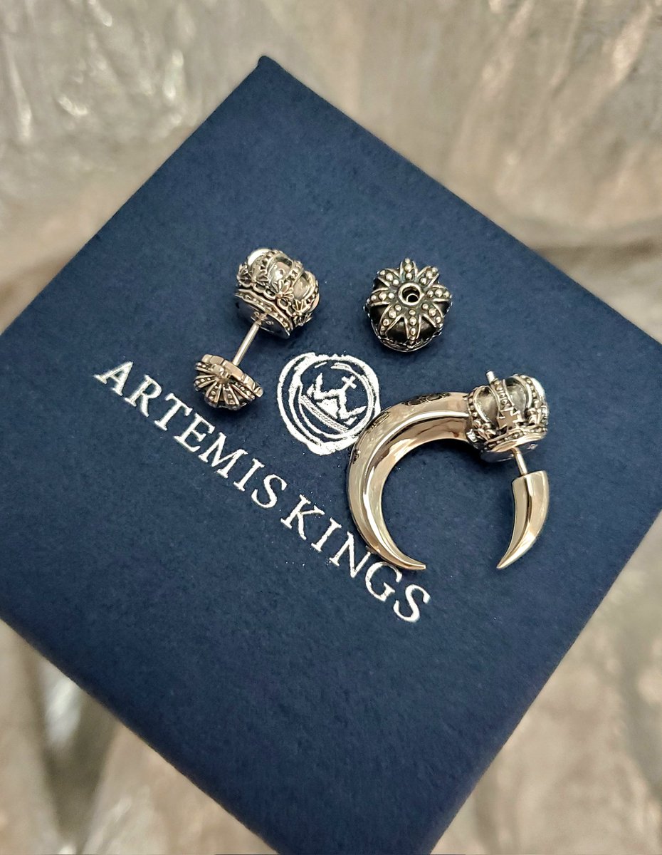 StarGardenSG_u's tweet photo. 【ARTEMIS KINGS】
「お洒落は耳の後ろから!」
そんなキャッチコピーはいかがでしょうか?
『クラウンピアスキャッチ』
¥5500-
『クラウンキャッチスタッドピアス』
¥8800-
『クレセントムーンピアス』
¥9900-
追求心?遊び心? https://t.co/ByhiNCRF5x