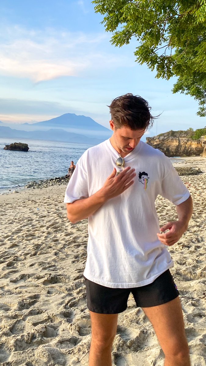 sonovadob's tweet photo. What I wore on vacation @doodles https://t.co/yif6o9AIyL