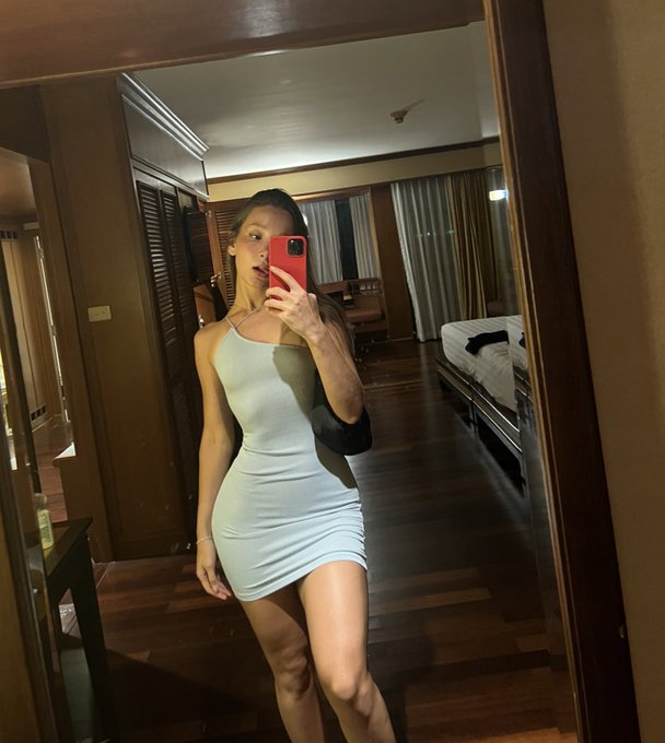 I&rsquo;m obsessed with this dress😻😼 https://t.co/KwHlL54jy5