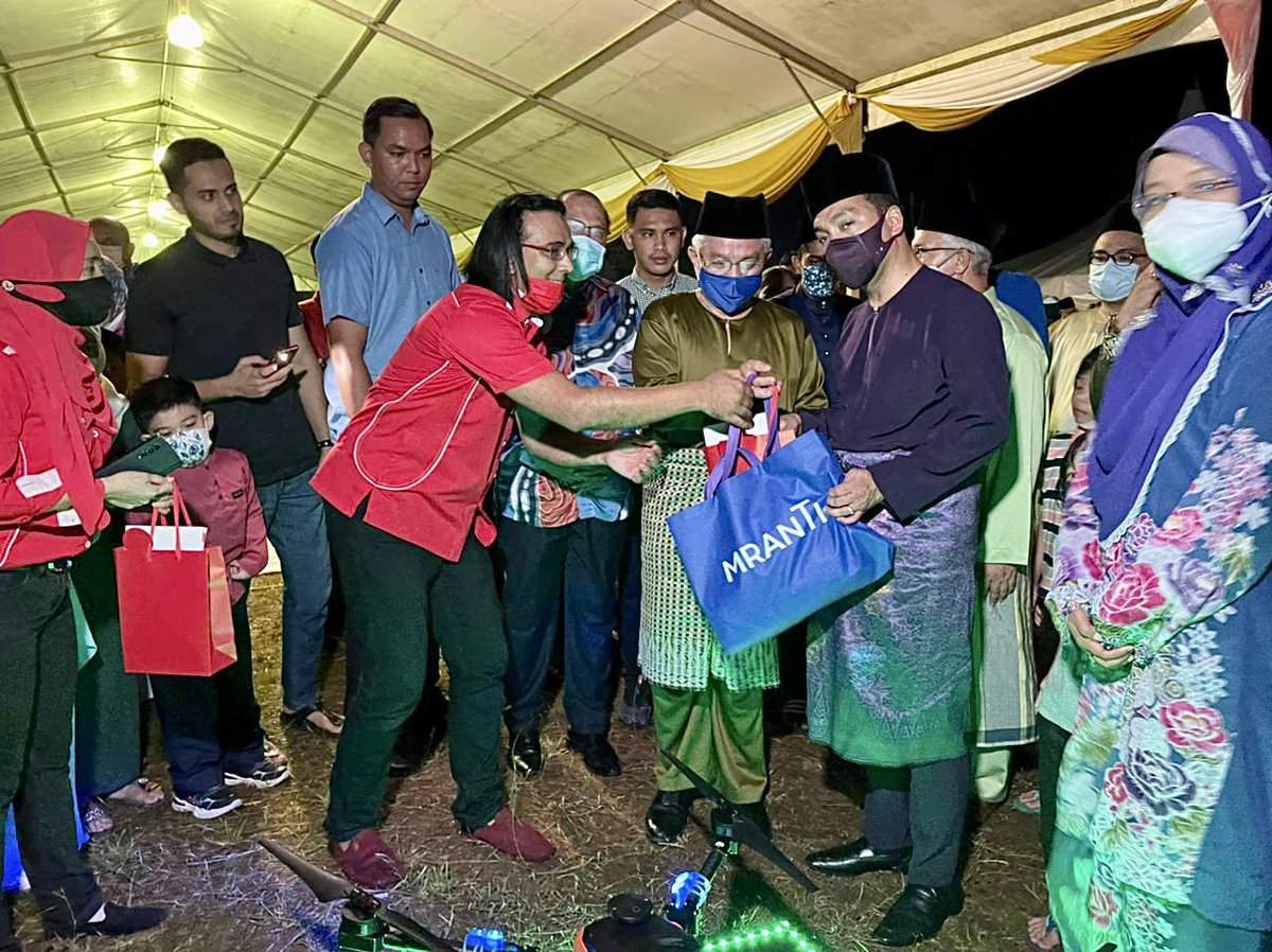 SafuanZairi's tweet photo. Visit by YB Dato Sri @DrAdhamBaba and YB Datuk @HajiAmzad to @myMRANTI booth &amp; #DroneTech showcase at #KarnivalSains MOSTI in Kota Tinggi. Elevating awareness of technology &amp; innovation programmes offered by MRANTI to accelerate tech commercialisation @officialmosti #Techlympics https://t.co/uwZbqmJnrF