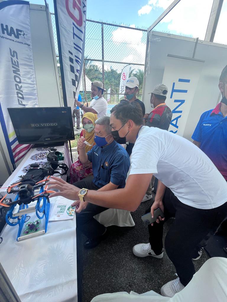 SafuanZairi's tweet photo. Visit by YB Dato Sri @DrAdhamBaba and YB Datuk @HajiAmzad to @myMRANTI booth &amp; #DroneTech showcase at #KarnivalSains MOSTI in Kota Tinggi. Elevating awareness of technology &amp; innovation programmes offered by MRANTI to accelerate tech commercialisation @officialmosti #Techlympics https://t.co/uwZbqmJnrF
