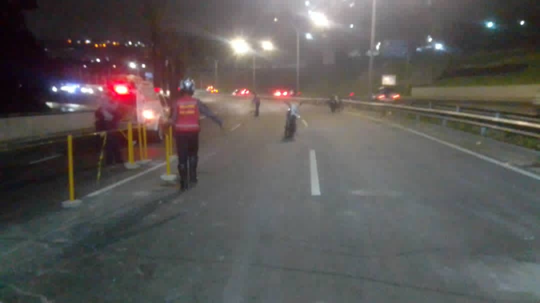 #Caracas para la hora se han reportado varios accidentes en la autopista, altura El Llanito, sentido oeste. Están realizando trabajos en la vía y el señalizado es casi nulo. Unas cuantas cintas no sirven para que los conductores sepan que tienen 3 canales cerrados. Paramédicos