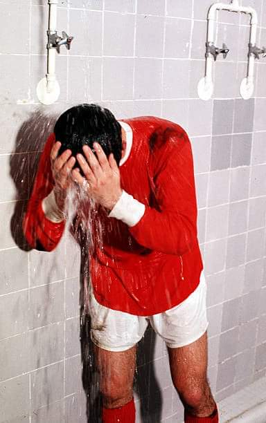 Cantona_Collars's tweet photo. #OnThisDay 15th of May 1968:

George Best has a well deserved cool down in the Santiago Bernabéu Stadium after Manchester United drew 3-3 with Real Madrid in the 2nd leg of the European Cup Semi Final.

Two weeks later the Belfast Boy would be lifting the European Cup. https://t.co/euqGucIstP