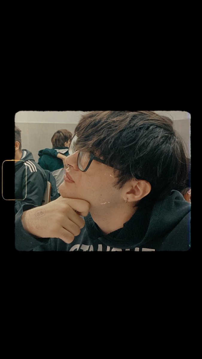 que opinan de mi amigo el emo con lentes que es aestetic