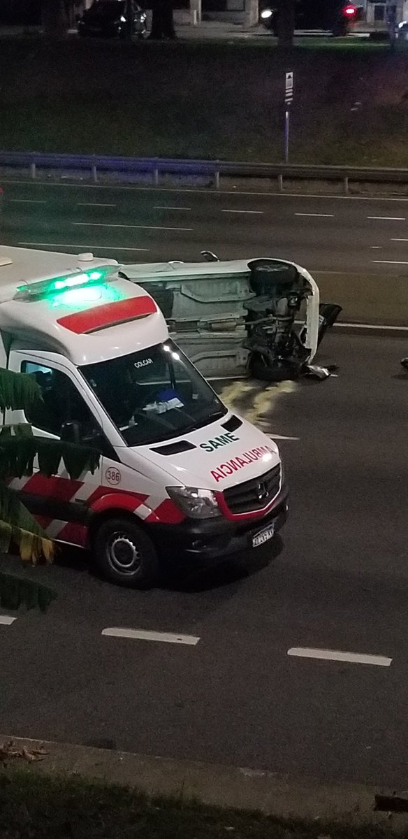 solotransito's tweet photo. Ahora Gral Paz y Lope de Vega mano al Rio de la Plata, choque entre 3 vehículos.
Corte total de calzada y desvío a colectora altura Av Beiro.
Via @aleginart @nazareschini @doSantoLimaAdri https://t.co/dUy48uetHm