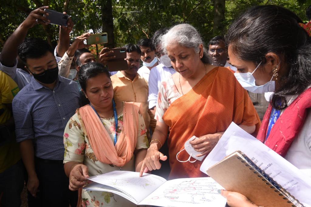 nsitharamanoffc's tweet photo. During the visit to the lake, Smt @nsitharaman interacted with the residents, officials of the state government and the Bruhat Bengaluru Mahanagara Palike (BBMP). https://t.co/SRr99mK5ip