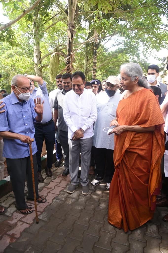 nsitharamanoffc's tweet photo. During the visit to the lake, Smt @nsitharaman interacted with the residents, officials of the state government and the Bruhat Bengaluru Mahanagara Palike (BBMP). https://t.co/SRr99mK5ip