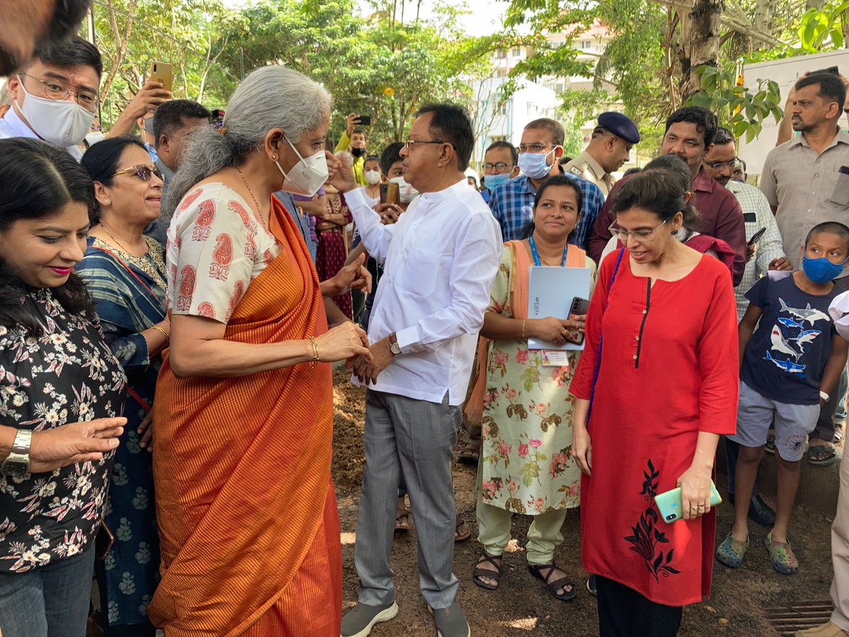 nsitharamanoffc's tweet photo. During the visit to the lake, Smt @nsitharaman interacted with the residents, officials of the state government and the Bruhat Bengaluru Mahanagara Palike (BBMP). https://t.co/SRr99mK5ip