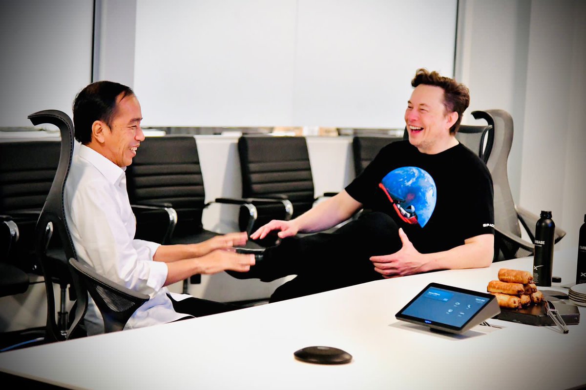richardker's tweet photo. Looks like Indonesia's President Jokowi @jokowi is having a good time with Elon Musk @elonmusk in Texas.

Credit: Lucknuut https://t.co/Juovd8o9EL
